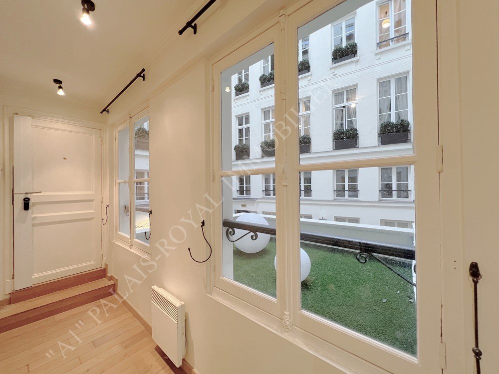 Paris 1er - Saint-Honoré / Vendôme 
Emplacement de 1er ordre - Bel immeuble en pierre XVIIIème 
Studio 13,85m² Loi Carrez - 2 fenêtres - Bon état général 
Sur cour principale de l’immeuble - Calme et sécurisé