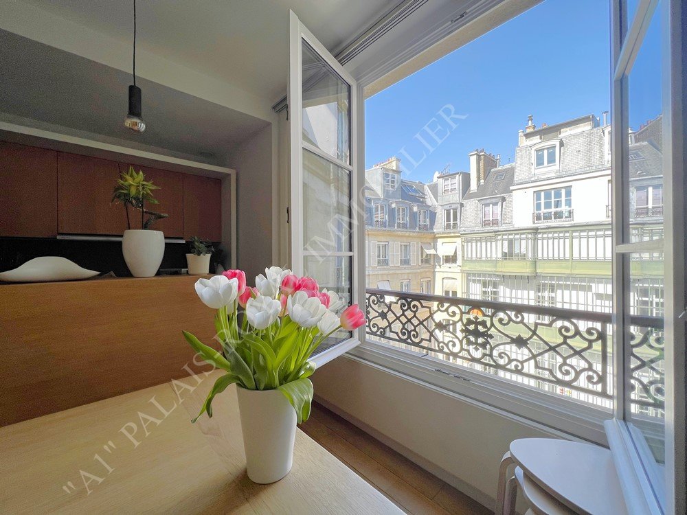 Paris 1er – Place Vendôme - Danielle Casanova
Immeuble début XVIIIème siècle - Ascenseur - Soleil
85,82m² - Vue sur très jolie cour d’honneur
Pièce à vivre 33 m² + 2 chambres + bureau