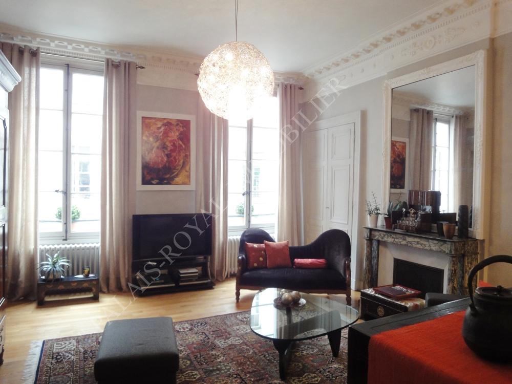 VENDU
PARIS 2ÈME - SQUARE LOUVOIS
BEL IMMEUBLE FIN XVIIIème
APPARTEMENT CLASSIQUE RÉNOVÉ
VUE SUR JOLIE COUR PAVÉE ARBORRÉE