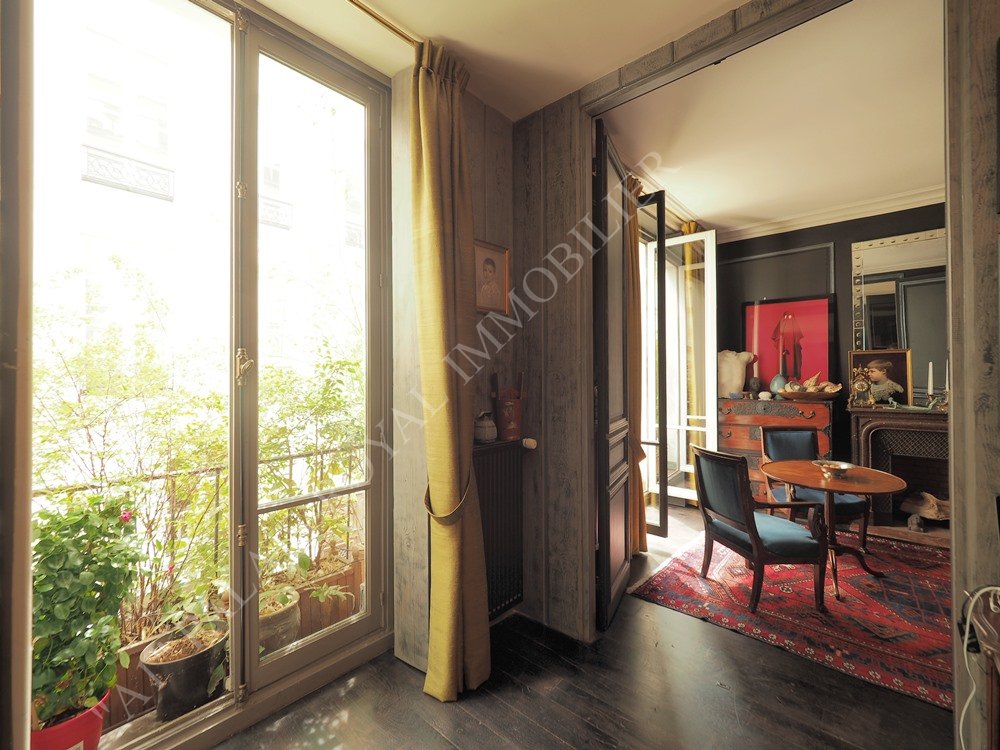 Paris 2ème - Quatre-Septembre / Place Gaillon
Charmant immeuble XVIIIème siècle en pierre   
À l’étage noble - Ascenseur - Balcon filant
51,45 m² Loi Carrez -  Prestations de qualité
Parquets - Moulures - Cheminée
