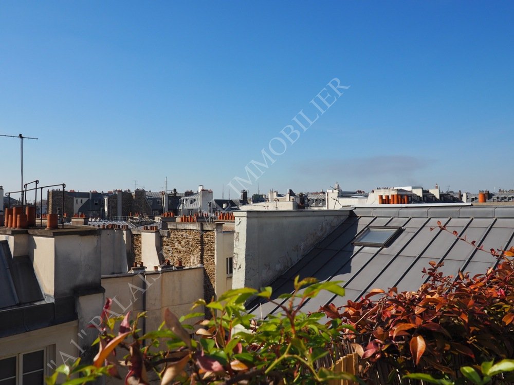 PARIS 1er - COQUILLIÈRE
IMMEUBLE  XVIIème AVEC ASCENSEUR
APPARTEMENT ATYPIQUE
BEAUCOUP DE CHARME
TERRASSE - DERNIERS ÉTAGES
