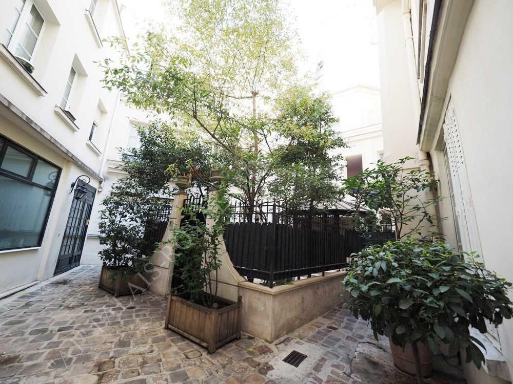 PARIS 1er – SAINT-HONORÉ / TUILERIES
ADRESSE DE PRESTIGE - IMMEUBLE XVIIème 
CHARMANT 2 PIÈCES EN PARFAIT ÉTAT
3ème ÉTAGE - ASCENSEUR - CALME ET ARBORÉ
