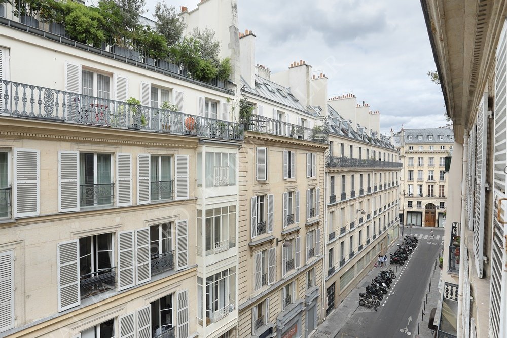 Paris 1er – Villedo / Palais-Royal 
Emplacement recherché - Immeuble XIXème siècle en pierre
Au 4ème étage - Ascenseur - Appartement traversant 
5 pièces dont 3 chambres - Excellente distribution
Prestations anciennes - Parquets - Moulures - Cheminée