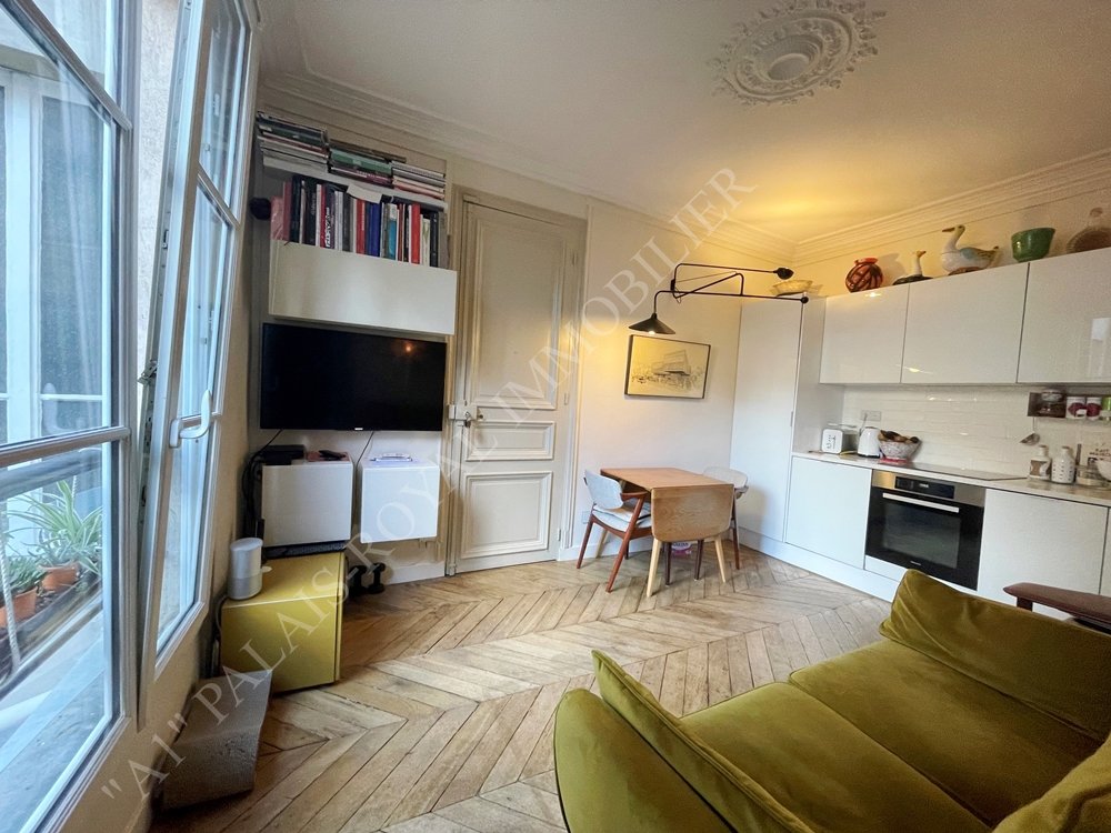 Paris 1er – Palais-Royal 
Immeuble ancien début XIXème siècle - Bon standing
Charmant 2 pièces - 27,70 m² - 3ème étage - Ascenseur 
2 fenêtres sur cour -  Calme - 2,70 m sous plafond
