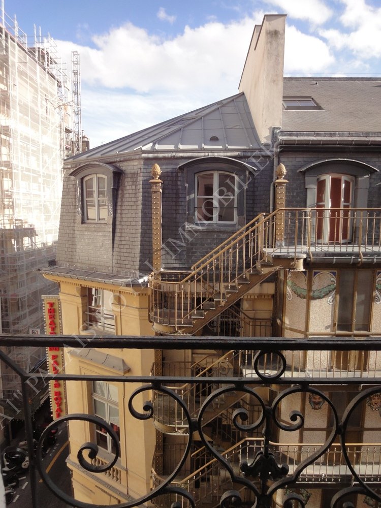 PARIS 1ER - PALAIS-ROYAL
IMMEUBLE XVIIème SIÈCLE 
APPARTEMENT RARE SUR THÉȂTRE
4 GRANDES FENÊTRES – HSP 2,90m
