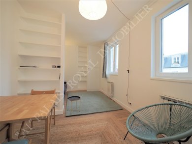 Paris 2ème  - Place des Victoires 
Studio meublé - Surface 24 m² - Parfait état 
4 fenêtres sur cour calme - Cuisine équipée 
4ème étage avec ascenseur - Bel immeuble XVIIIe siècle - Photo 1