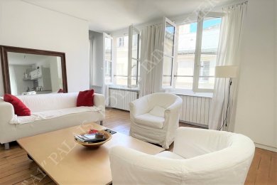 Paris 1er – Palais-Royal / Petits-Champs 
Location meublée - Charmant 2 pièces 
4è et dernier étage 
Bonne distribution - Parfait état - Calme sur cour
Plein Soleil - Orientation Est et Sud  
Immeuble XVIIIème siècle en pierre - Gardiennage
 - Photo 1