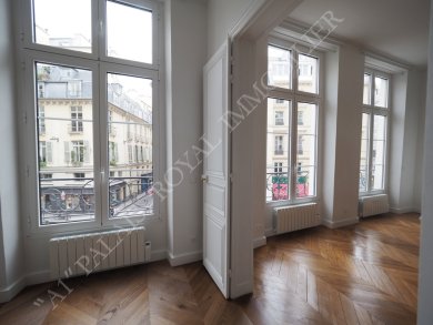 Paris 1er - Location vide
3 Fenêtres avec vue dégagée sur la Fontaine Molière
2 Pièces 40,40m² LC + Mezzanine
Refait à neuf - Hauteur sous plafond 3,40m
 - Photo 1