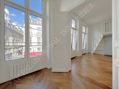 Paris 1er - Palais-Royal / Richelieu
Location Vide - Charmant 2 pièces + Mezzanine
Beaux volumes - Hauteur sous plafond 3,40m
3 grandes fenêtres - Vue dégagée sur Fontaine Molière - Photo 1