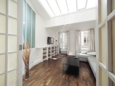 Paris 1er - Location meublée - Montpensier
Proximité immédiate du jardin du Palais-Royal
Appartement atypique avec verrière zénithale
Double séjour + chambre - Parfait état

 - Photo 1