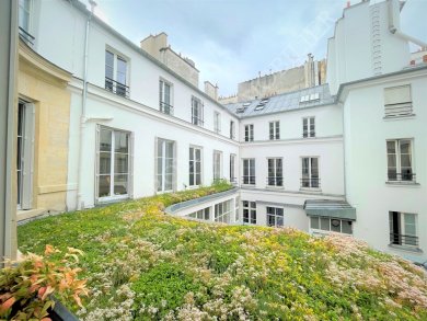 Paris 2ème – Sainte-Anne / Petits-Champs - Location vide
Immeuble ancien XVIIIème siècle - 137m² - 3ème étage
Appartement 4 pièces - Beaux volumes 3,30m s/s plafond
8 fenêtres ensoleillées - Vue sur large cour avec toit végétalisé - Photo 1