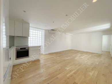 Paris 1er - Rue Sainte-Anne / Comédie Française
Location Vide - Résidence secondaire ou bail société
Appartement 78 m² - 3 pièces cuisine + 2 s. d’eau/wc
Immeuble Standing - 6è étage ascenseur - Refait à neuf
 - Photo 1