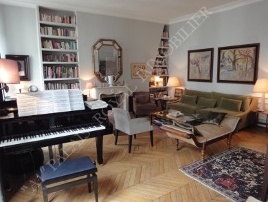 VENDU 
PARIS 2ÈME
PROXIMITÉ MONTORGUEIL
DANS IMMEUBLE XVIIIème
TRÈS BEL APPARTEMENT TRAVERSANT
SALON 31 M² - BELLE HSP : 3,20 M - Photo 1