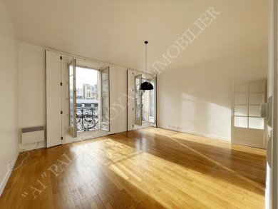 Paris 8ème – Proximité Place Saint-Philippe du Roule
Appartement de 37 m² - 4è étage avec ascenseur
Immeuble XIXème siècle - Belles parties communes
Vue dégagée - 2 portes fenêtres sur 2 balcons  
 - Photo 1