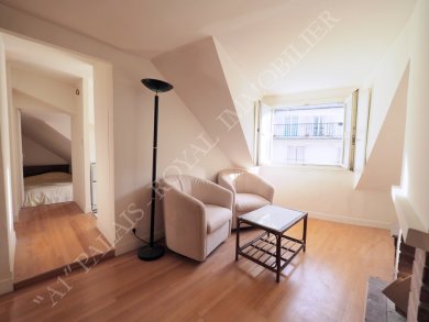 Paris 1er – Palais-Royal / Comédie Française
Immeuble XVIIIe siècle - Dernier étage - Ascenseur
Charmant 2 pièces sur rue - 3 fenêtres orientées sud-est
Appartement ensoleillé - Dégagements sur toits et ciel
 - Photo 1