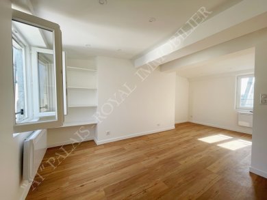 Paris 1er – Tuileries / Concorde 
Emplacement de 1er ordre - Bel immeuble Pierre de Taille XIXème 
7ème étage avec ascenseur  jusqu’au 6ème étage - Vue dégagée 
Chambre de service à vendre : 14,21 m² 
 - Photo 1