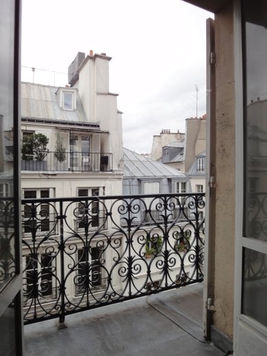 PARIS 1ER - CŒUR DE PARIS 
BEL IMMEUBLE XIXè PDT
STUDIO AVEC BALCON / ASCENSEUR 
JOLIE VUE SUR CIEL ET TOITS 
 - Photo 1