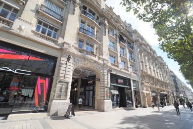 Paris 8ème – Avenue des Champs Élysées
Immeuble Standing - Ascenseurs
Façade Pierre de Taille du XIXème siècle
Idéal pied à Terre - Grand Studio à agencer
38m² Loi Carrez - 3,25m sous plafond - Photo 1