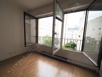 PARIS 9ème - CADET / ROCHECHOUART
IMMEUBLE RÉCENT 1970  - ASCENSEUR
GRAND STUDIO 37,47 m² - CALME SUR JARDIN
IDÉAL PIED À TERRE
 - Photo 1