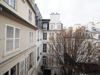 PARIS 1ER - MARCHÉ SAINT-HONORÉ 
DANS UN TRÈS BEL IMMEUBLE DU XVIIIème SIÈCLE 
APPARTEMENT DE 4 PIÈCES EN DUPLEX
DERNIERS ÉTAGES PLEIN SOLEIL - VUE SUR ARBRE
 - Photo 1