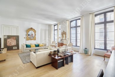 Paris 1er - Vendôme / Saint-Honoré
Bel immeuble début XVIIIème - Façade remarquable - Ascenseur
Appartement classique et traversant - 4 chambres
Très beaux volumes - Hauteur sous plafond 3,50m - Photo 1
