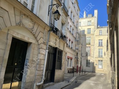Paris 1er – Pont Neuf / Saint-Germain l’Auxerrois
Surface Rare - Studio 28m² - 4 grandes fenêtres
Au 2ème étage - Sur rue calme - Orientations Sud / Est
Immeuble XVIIème siècle en pierre
 - Photo 1