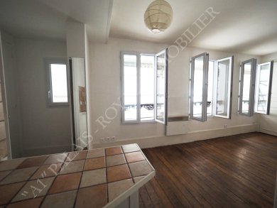 PARIS 1ER  
SAINT-HONORÉ – CAMBON
STUDIO AU CALME SUR COUR
SÉJOUR AVEC 3 GRANDES FENÊTRES 

 - Photo 1