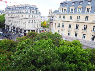 Paris 1er – Louvre / Fondation Pinault
Vue dégagée - 4 fenêtres sur place arborée
Charmant 3 pièces 90 m² - Beaux volumes
Parquets - Poutres - Cheminée
 - Photo 1