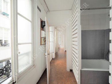 Paris 1er – Comédie Française / Saint-Honoré
Emplacement recherché - Au 3ème étage sur cour pavée
2 pièces avec beau potentiel - Distribution optimisée
4 fenêtres plein Ouest - Travaux à prévoir - Photo 1