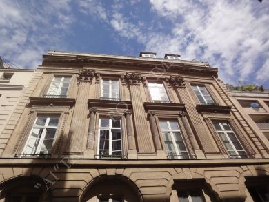 PARIS 2ème – VICTOIRES 
PRÈS PLACE DES PETITS PÈRES
BEL IMMEUBLE AVEC FAÇADE XVIIème 
ÉTAGE NOBLE - ASCENSEUR
3 PIÈCES – 102m² - BON PLAN
 - Photo 1