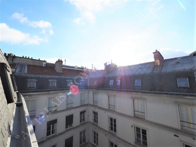 Paris 1er - Tuileries / Rivoli
Emplacement 1er ordre - Investissement / primo-accédant - 
Studio 18m² - 7ème et dernier étage - Excellent état général
Grand Velux plein Sud - Calme et ensoleillé
 - Photo 1