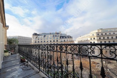 Paris 1er – Palais-Royal / Véro-Dodat 
Rare - Appartement traversant - Vues dégagées sur Place arborée 
4 pièces - 92 m² + 16 m² Balcons/terrasse plein soleil  
Bel immeuble Pierre de Taille ravalé - 5ème étage Ascenseur - Photo 1