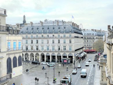 Paris 1er – Palais-Royal / Saint-Honoré
Immeuble XVIIIème siècle - 4ème étage 
Charmant appartement traversant - Belle poutraison 
2 Pièces 38 m² Loi Carrez -  Exposition principale plein soleil 
 - Photo 1