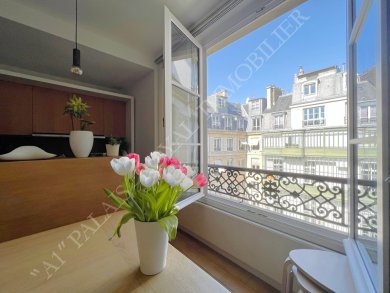 Paris 1er – Place Vendôme - Danielle Casanova
Immeuble début XVIIIème siècle - Ascenseur - Soleil
85,82m² - Vue sur très jolie cour d’honneur
Pièce à vivre 33 m² + 2 chambres + bureau - Photo 1