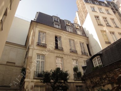 PARIS 1ER 
PRÈS PLACE DES VICTOIRES
DANS MAGNIFIQUE HÔTEL PARTICULIER 
DU XVIIIè SIÈCLE – APPARTEMENT RARE
PLEIN SOLEIL - VOLUME DE SÉJOUR 3,80m
 - Photo 1