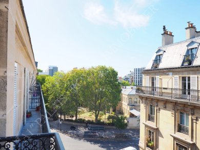 Paris 11ème - Fbg Saint-Antoine - Nation
Quartier recherché - Rue calme et ensoleillée
Appartement 3 Pièces 66 m² + Balcon filant 5 m²
Immeuble Pierre de Taille - 5ème étage avec ascenseur
 - Photo 1